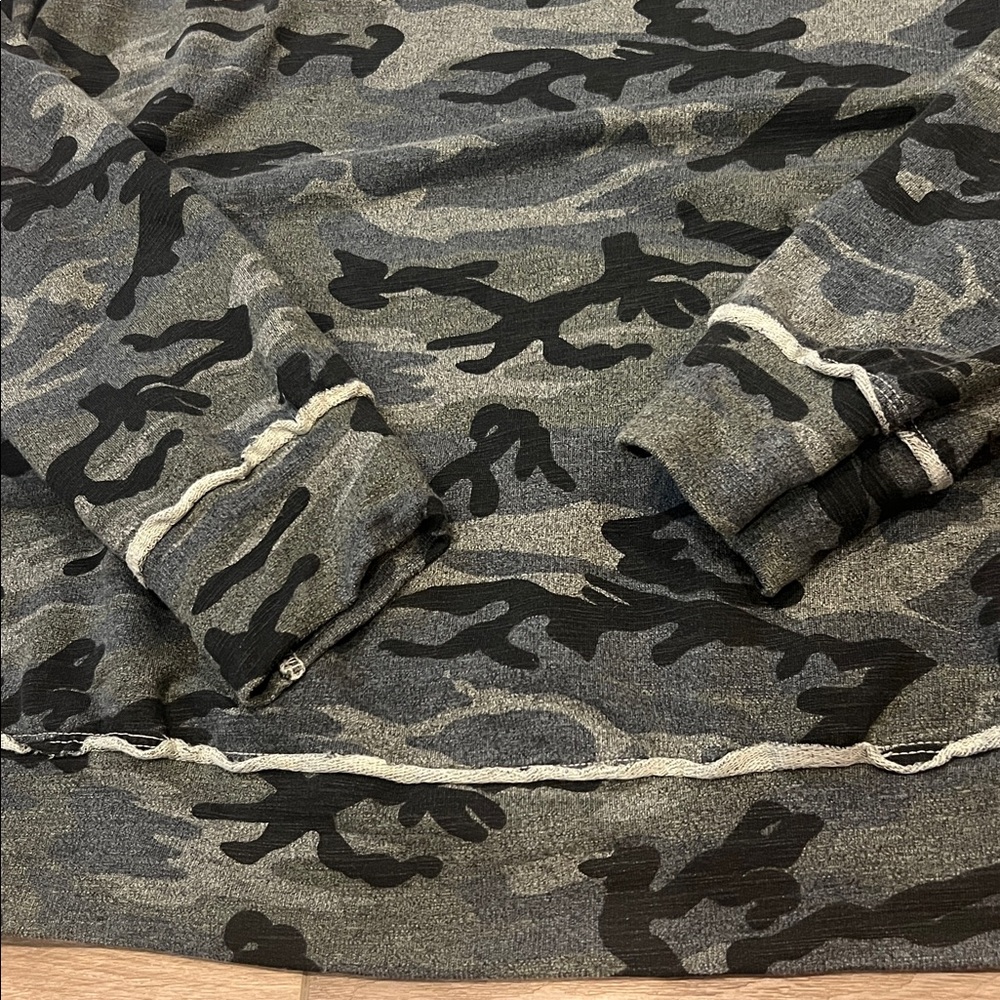 Sundry Off the Shoulder Sweatshirt Long Sleeved Camo Size 1 (US size Small) - Picture 8 of 12